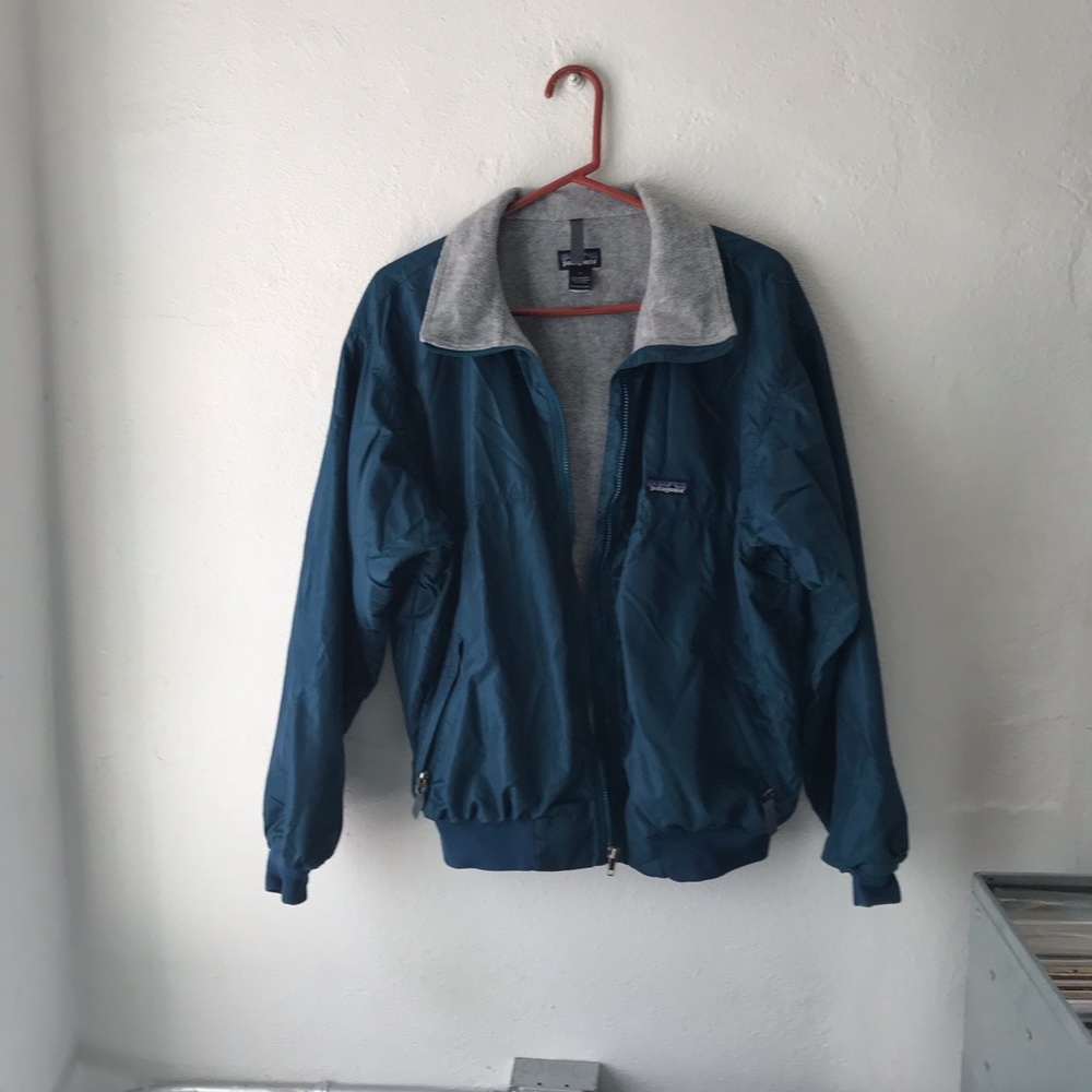 Teal Patagonia jacket with gray fleece liner